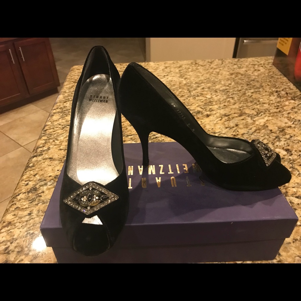 Black pumps